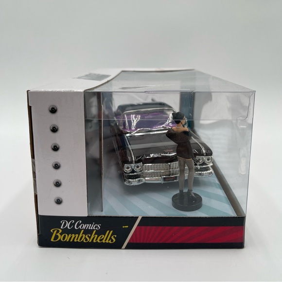 DC Comics Bombshells CATWOMAN & 1959 CADILLAC Coupe Deville Metals Die Cast NEW - Picture 10 of 12